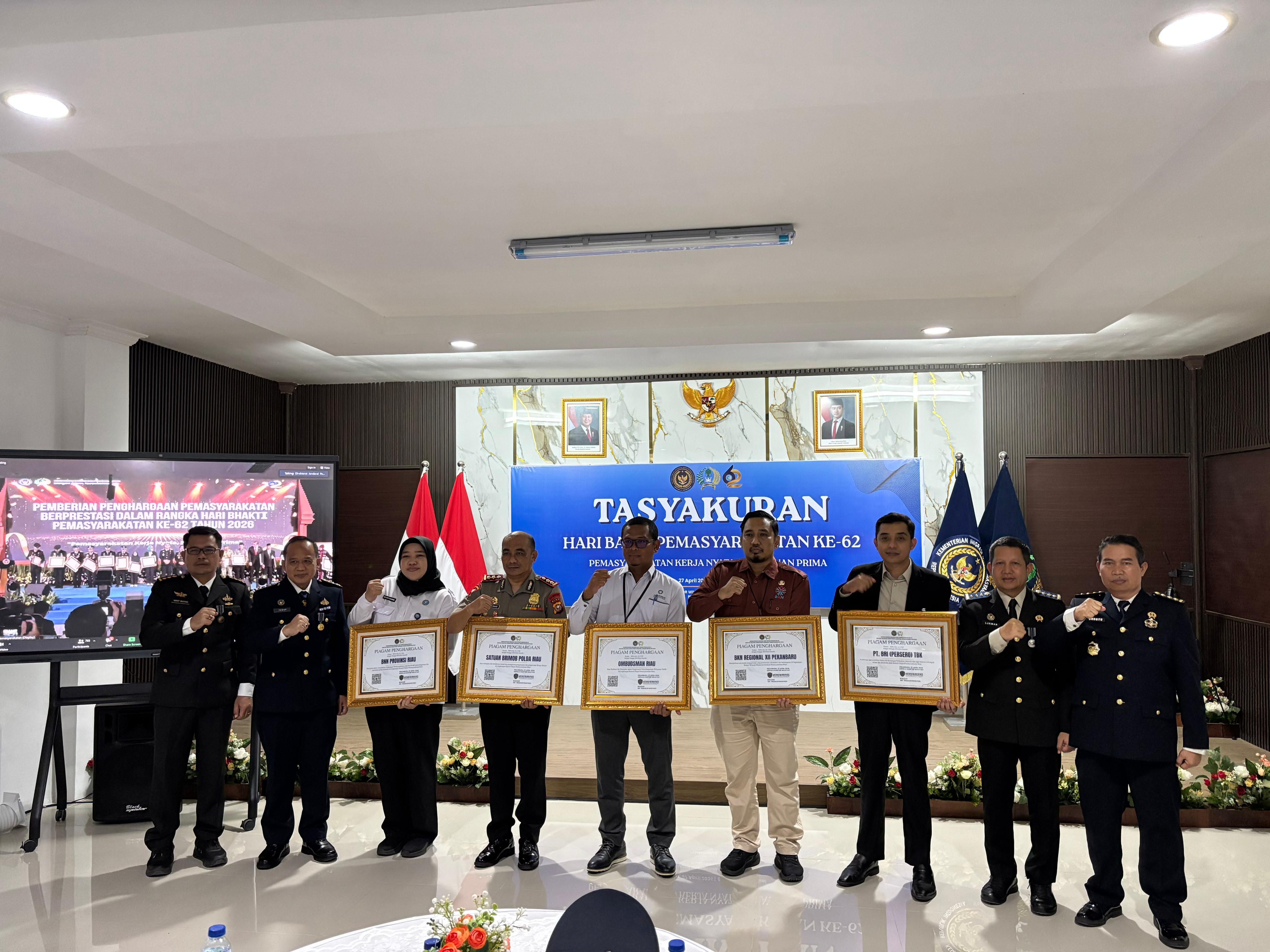 Kolaborasi Solid, Brimob Riau Digganjar Penghargaan di Hari Bakti Pemasyarakatan ke 62