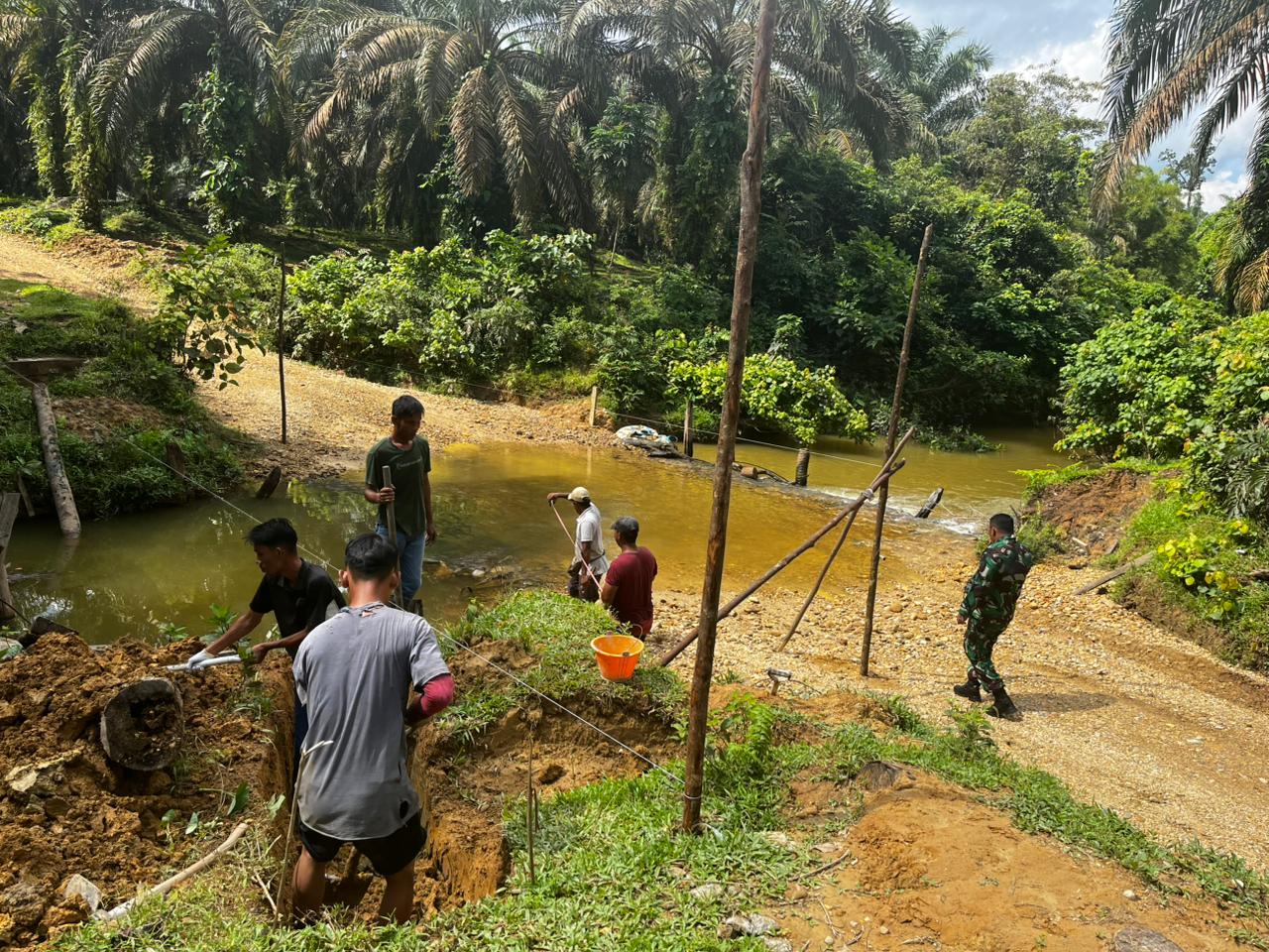 Kemanunggalan di Tanjung Belit Selatan, Prajurit Kodim 0313/KPR Kawal Pembangunan Jembatan Ramco