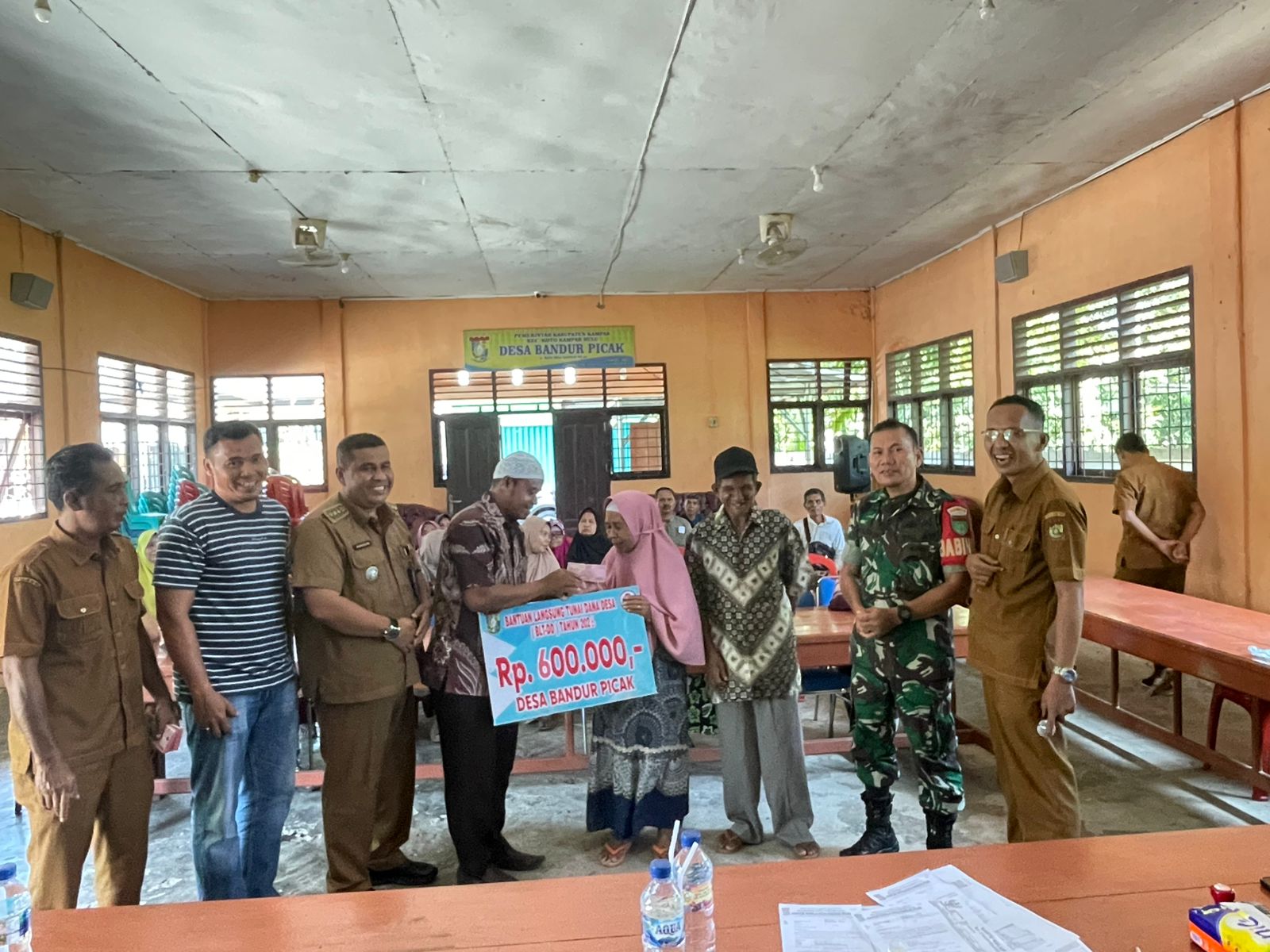 Babinsa Koramil 12/KK Dampingi Pembagian BLT di Desa Bandur Picak