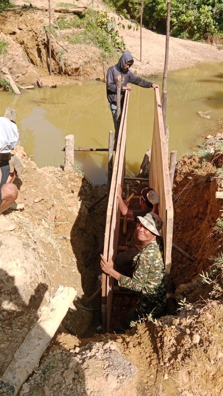Arungi Arus Sungai, TNI dan Warga Desa Bahu Membahu Bangun Jembatan Gantung Garuda