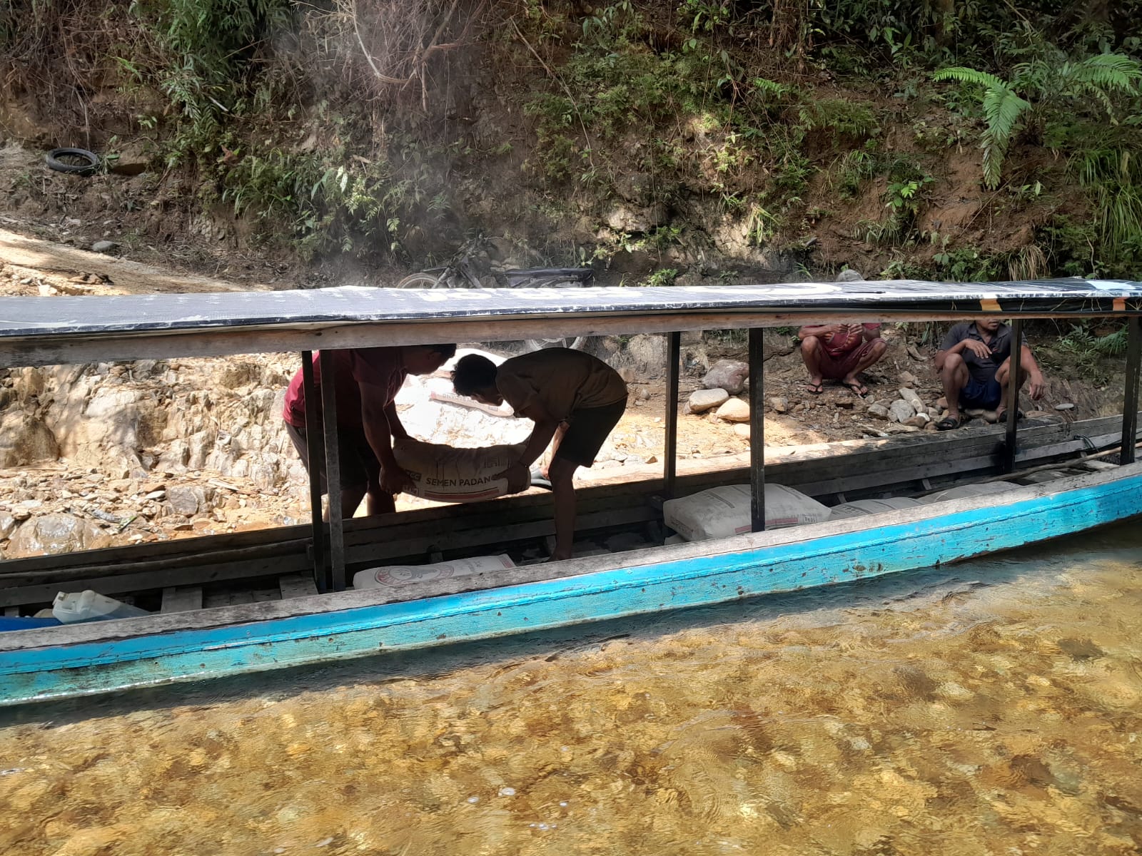 Siasati Penyaluran Material jembatan Sungai Surut, Tim Satgas Dorong Sampan sampai Lokasi