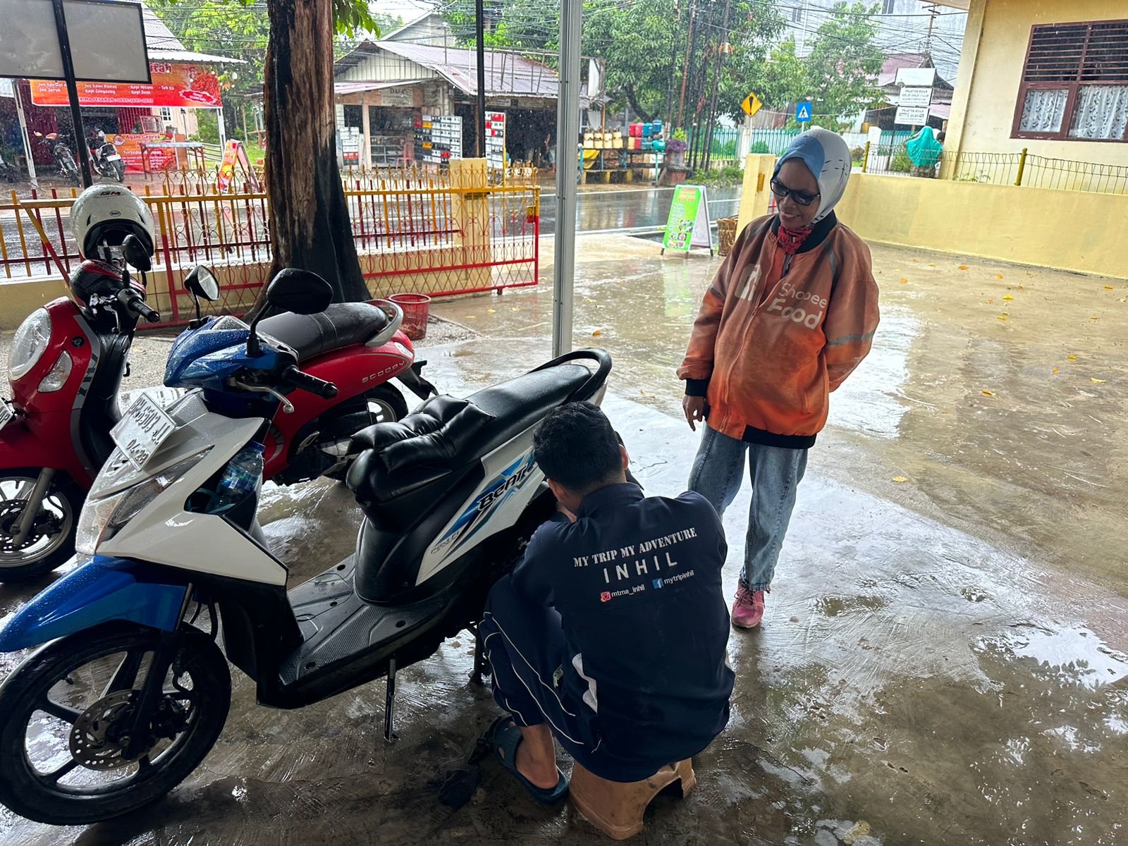 Servis Tanpa Biaya, Brimob Riau Bantu Ojol Tetap Produktif di Jalan