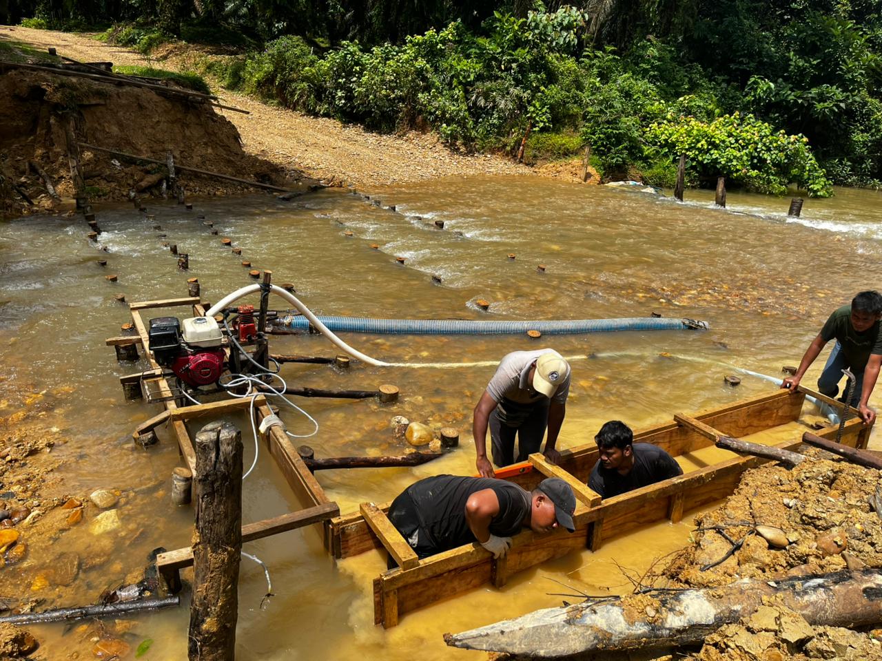 Tingkatkan Ketahanan Jembatan, Satgas Kodim 0313/KPR Gunakan Mesin Penggali di Lokasi Ramco