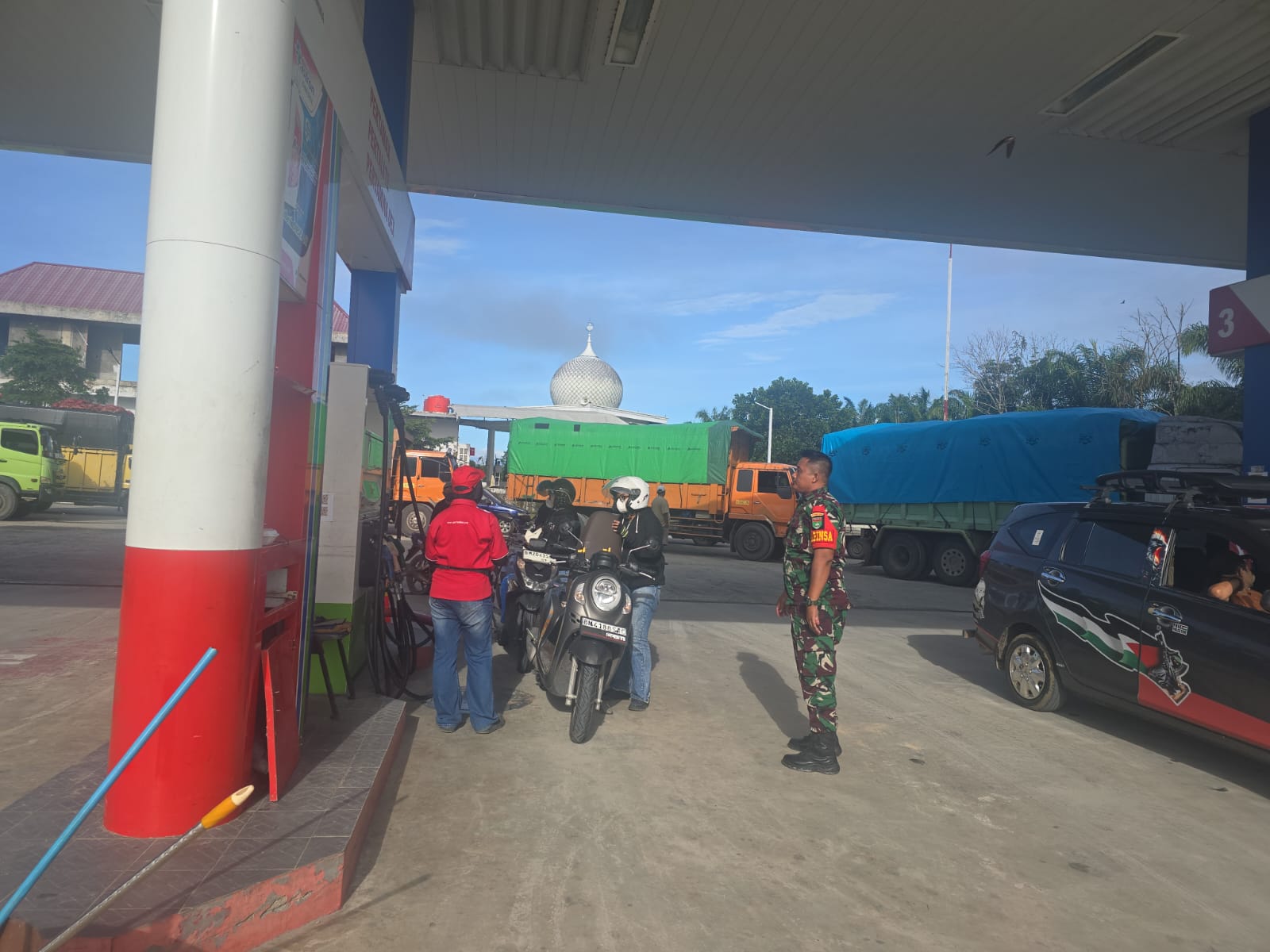 Babinsa Koramil 12/Xlll Koto Kampar Melaksanakan Pemantauan di SPBU diwilayah