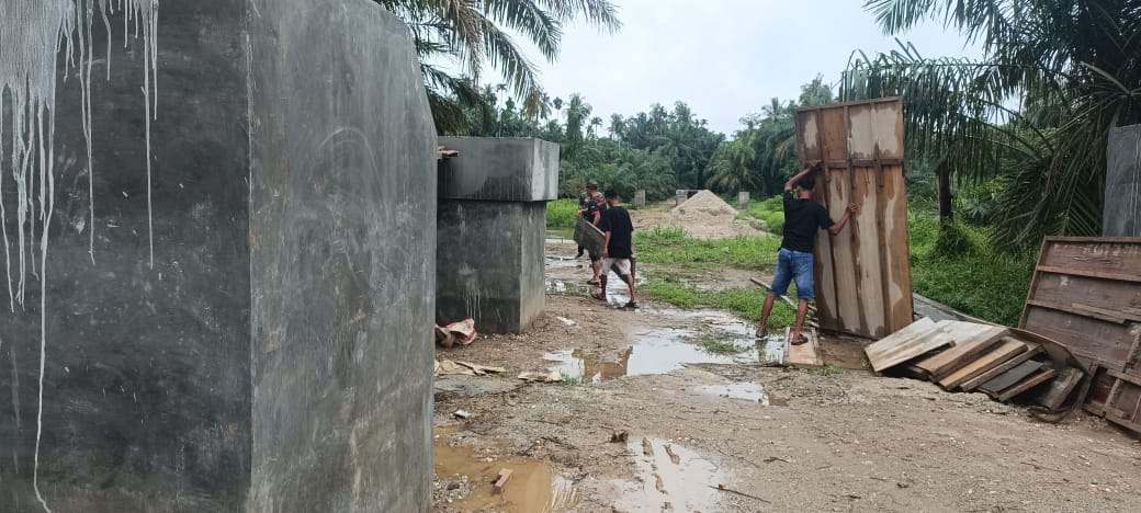 Satgas Kodim 0313/KPR Lepas Mal Beton dan Sempurnakan Pondasi Jembatan Muara Musu