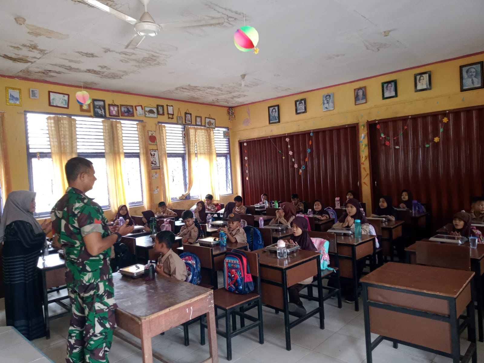 Babinsa Koramil 12/XIII Koto Kampar Antusias Mendampingi Program Makanan Bergizi di Sekolah