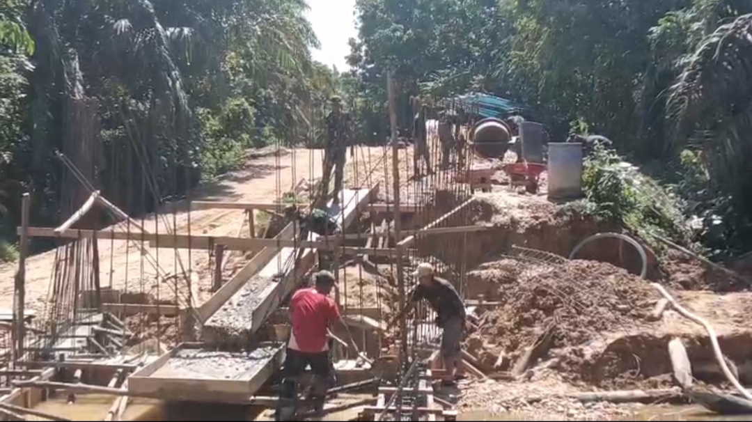Pembangunan Jembatan Ramco Tanjung Belit Selatan Terhenti Sementara Akibat Banjir