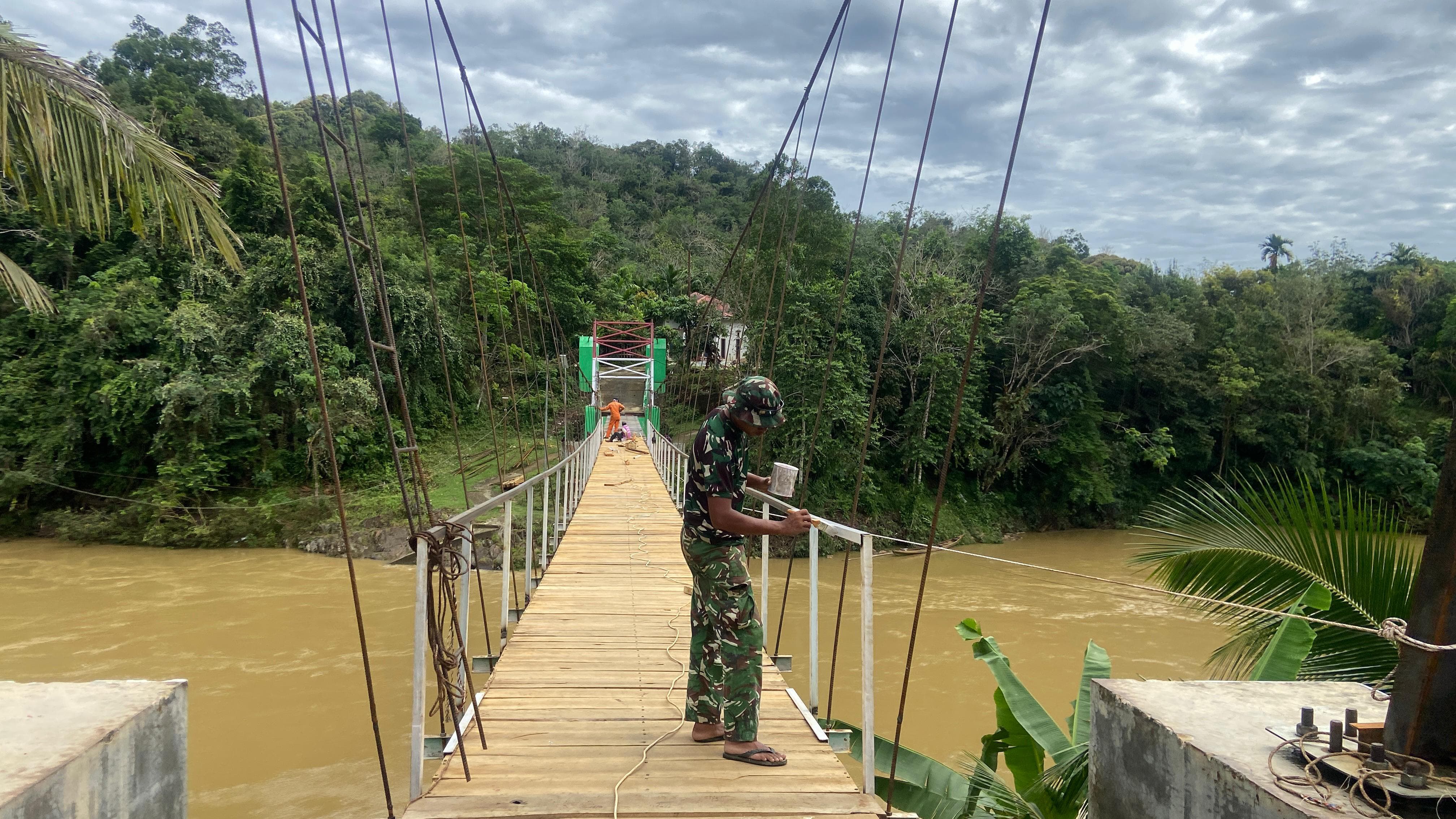 Update Jembatan Gajah Bertalut: Satgas TNI Mulai Pasang Lantai dan Pegangan Pengaman