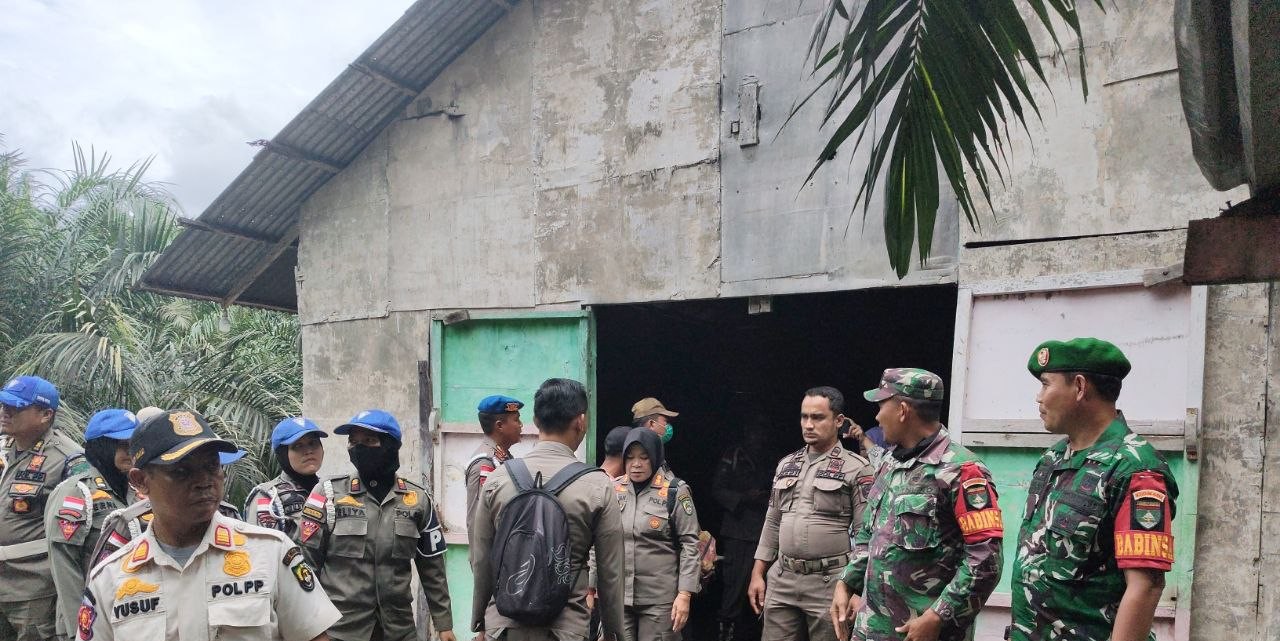 Petugas Gabungan Melakukan Razia di Kabupaten Rokan Hulu