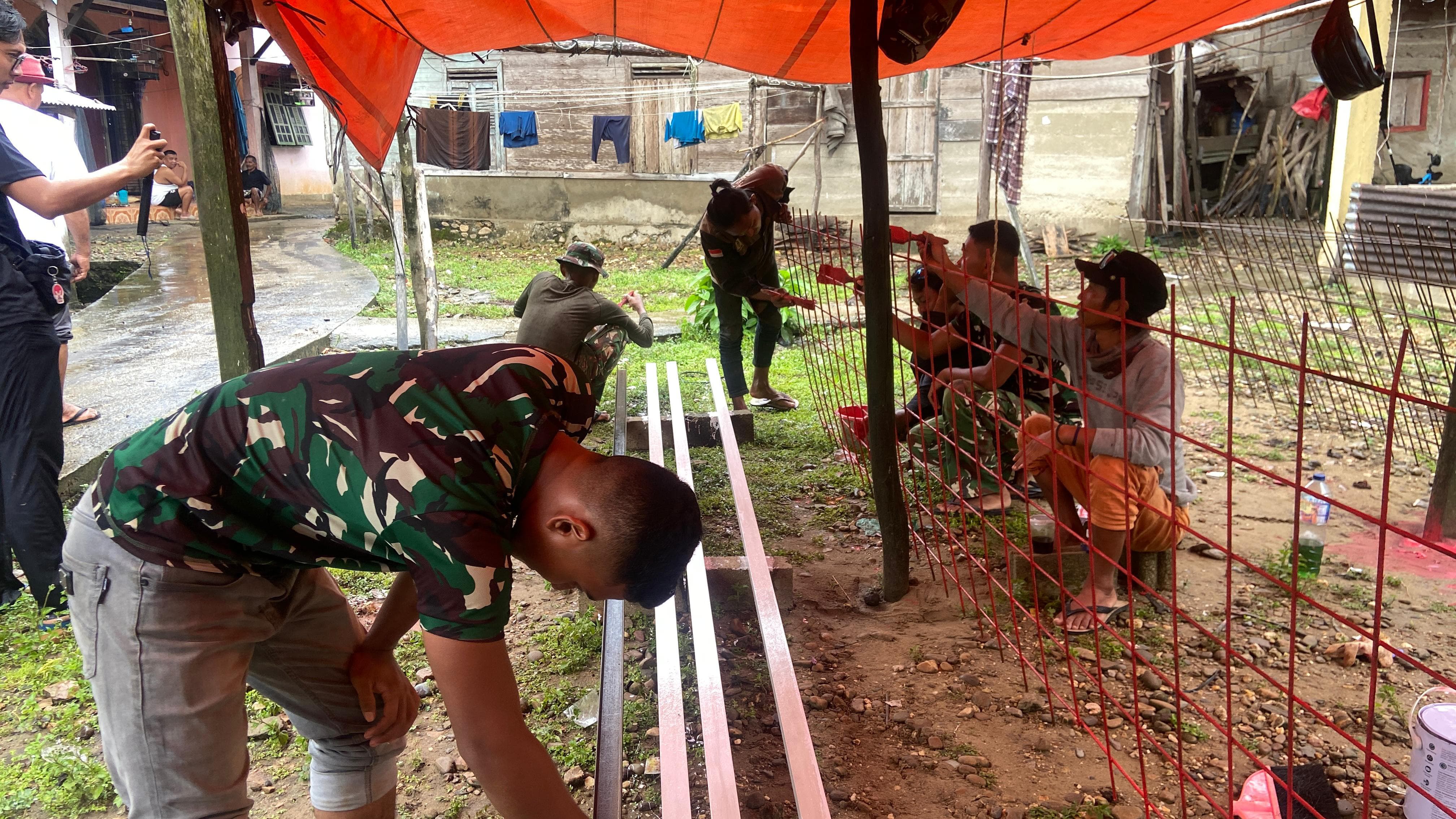 Siasati Cuaca Hujan, Satgas Kodim 0313/KPR Alihkan Kegiatan ke Pengecatan Komponen Jembatan 