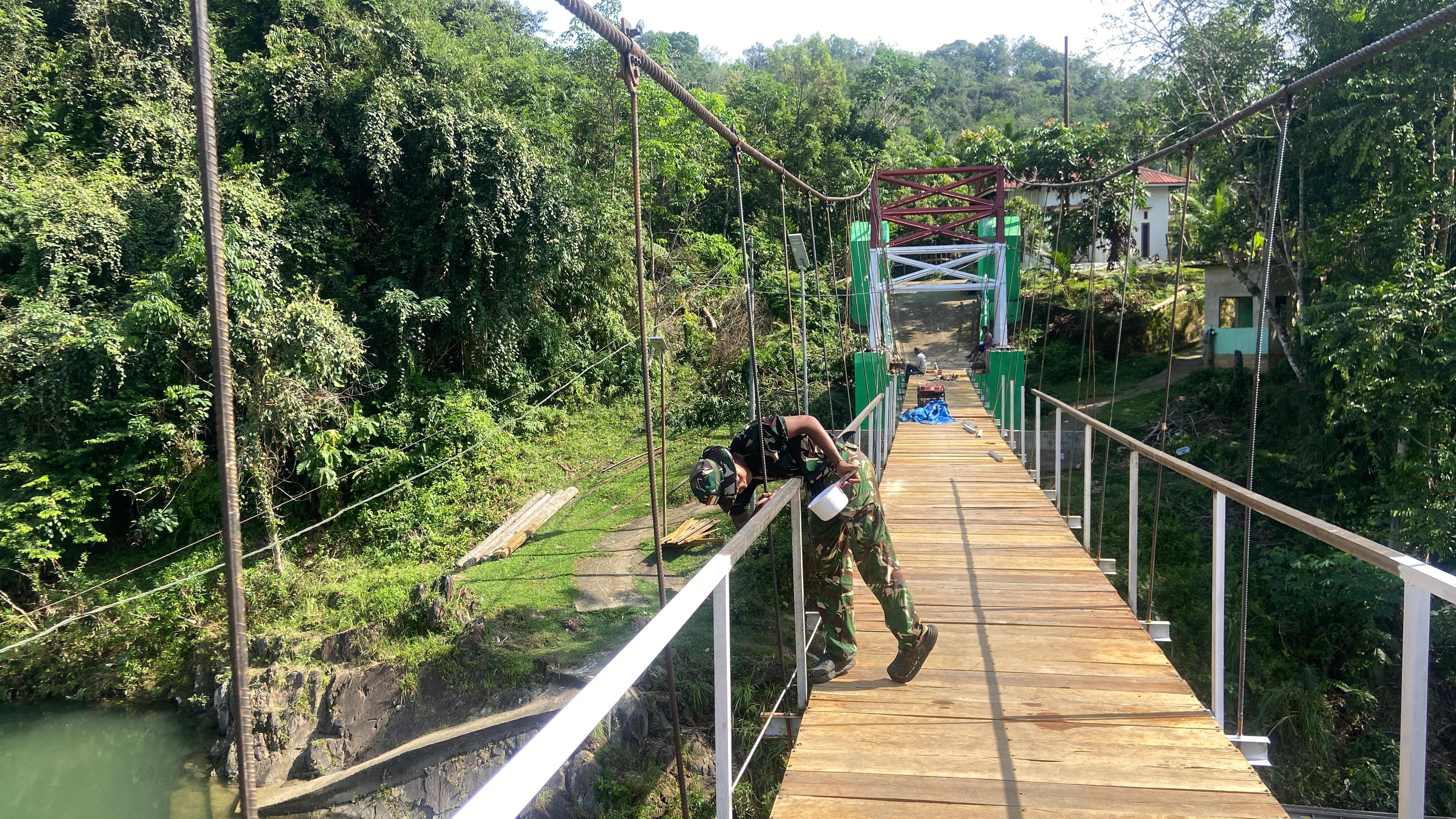 Akselesari Tahap Akhir, Satgas Kodim 0313/KPR Kebut Pemasangan Lantai dan Pagar Pengaman Jembatan 