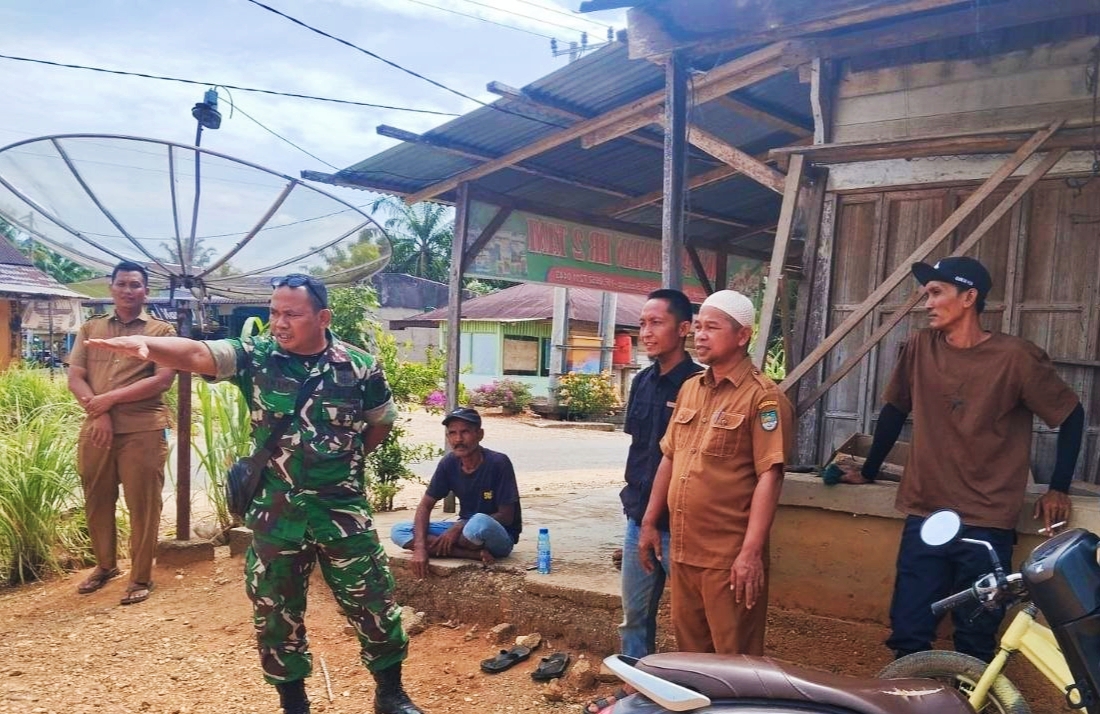 Sertu Abdul Hakim Melaksanakan Komsos Bersama Masyarakat di Desa Rambah 