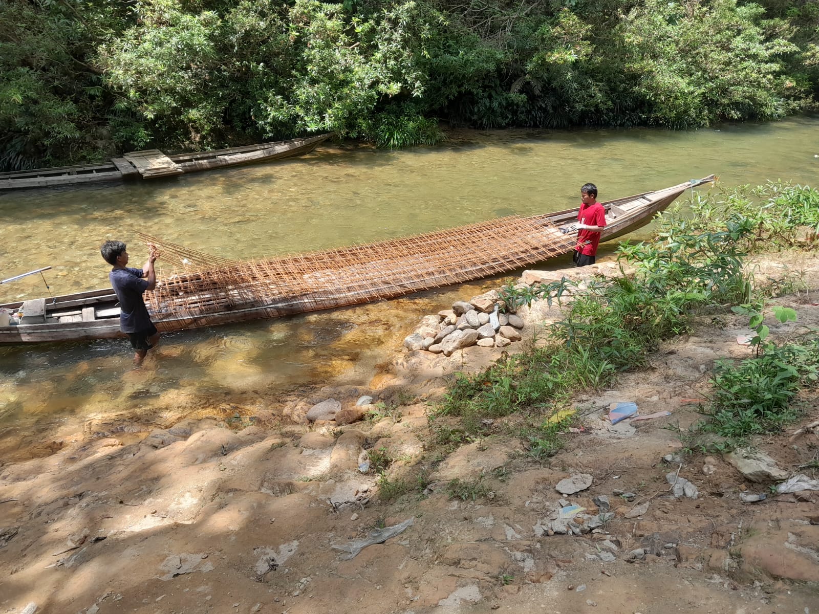 Tembus Arus Sungai, Logistik Semen dan Wermesh Jembatan Kota Lama Tiba dengan Aman