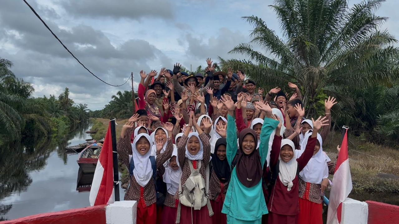 Brimob Polda Riau Wujudkan Akses Pendidikan Aman Melalui Jembatan Merah Putih Presisi