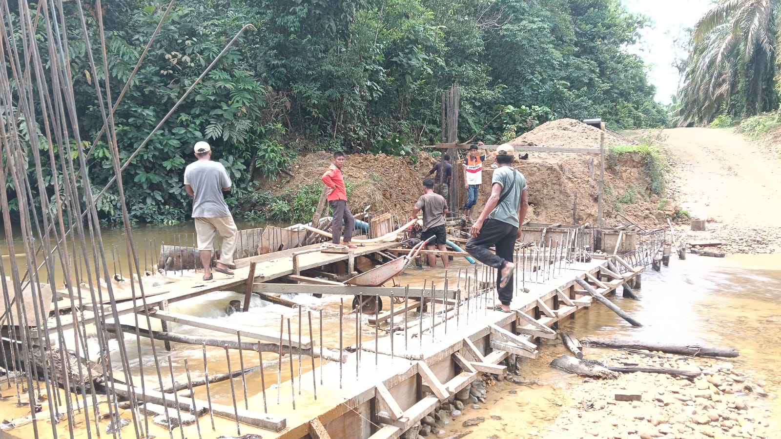 Pasca Banjir Surut, Satgas Kodim 0313/KPR Langsung Tancap Gas Pasang Mal Pengecoran Jembatan Ramco