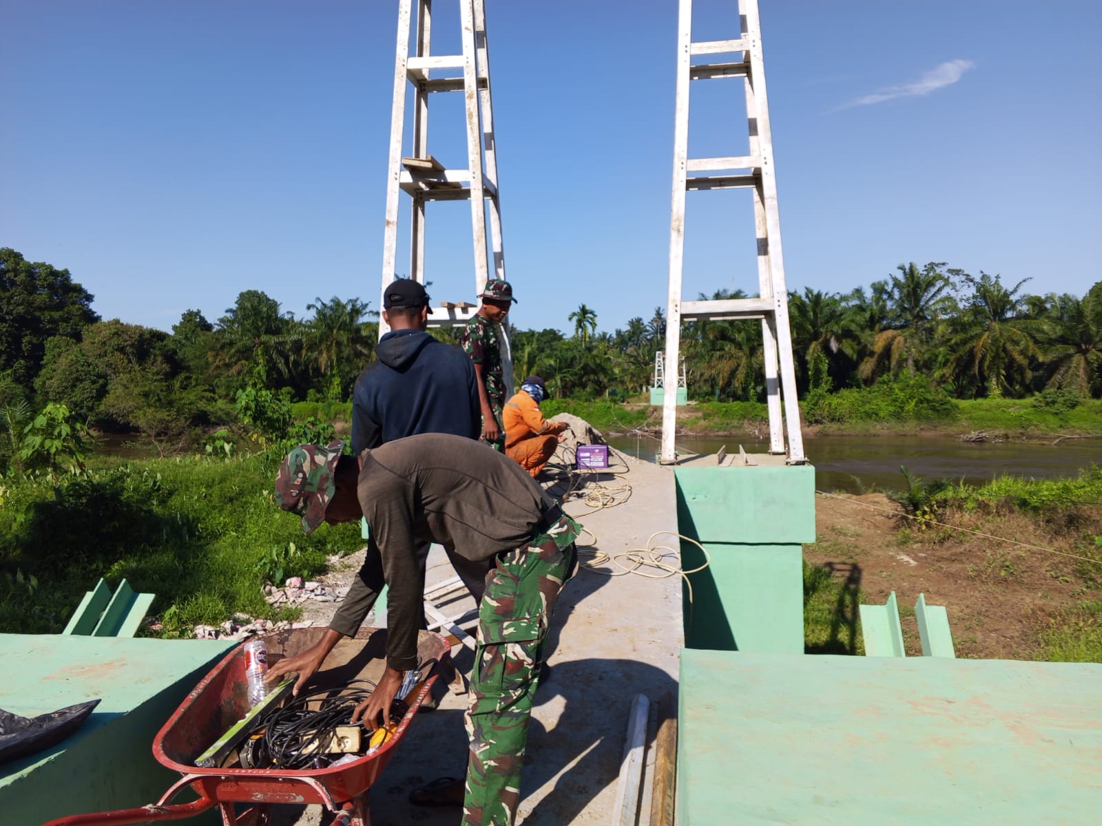 Sasar Sisi Seberang, Satgas Kodim 0313/KPR Pasang Hanger Tepi Jauh Jembatan Garuda Muara Musu