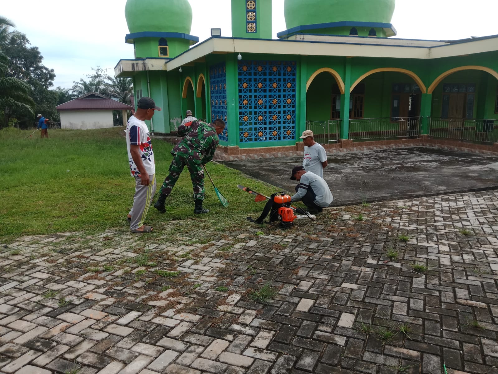 Wujud Kepedulian, Babinsa Koramil 12/XIII Koto Kampar Gelar Gotong Royong di Masjid Baiturrahman 