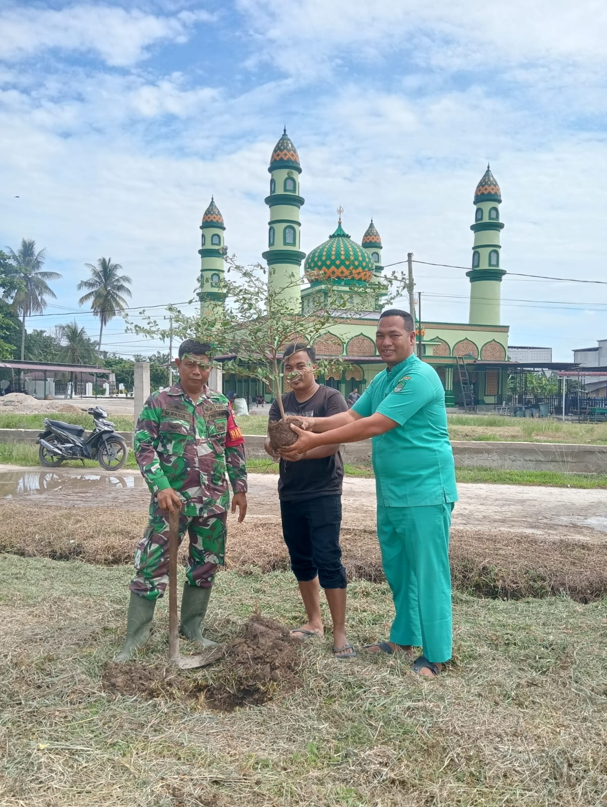 Pererat Hubungan TNI Dengan Masyarakat,dalam Kegiatan Penghijauan diwilayah Desa Binaan
