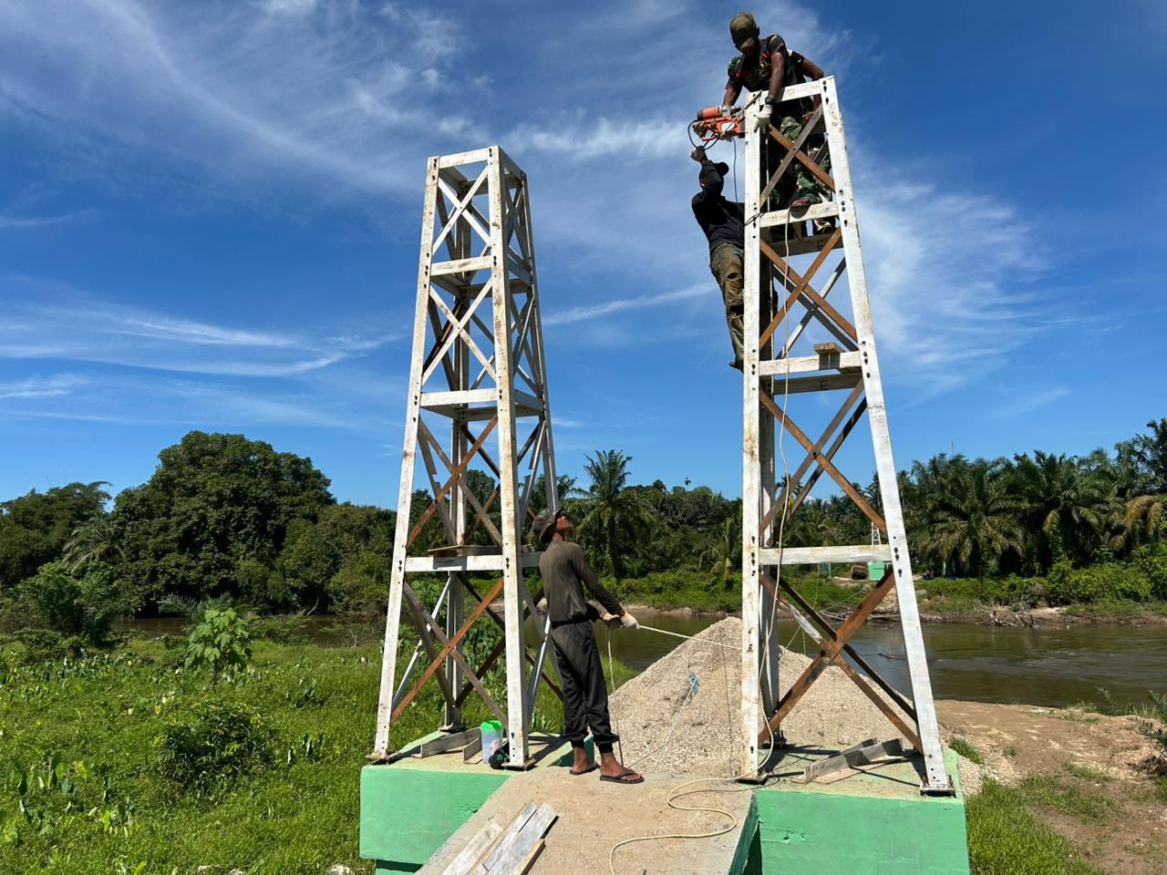Perkuat Kestabilan Struktur, Satgas Kodim 0313/KPR Lakukan Pengeboran Baut Hanger Tepi Jauh Jembatan