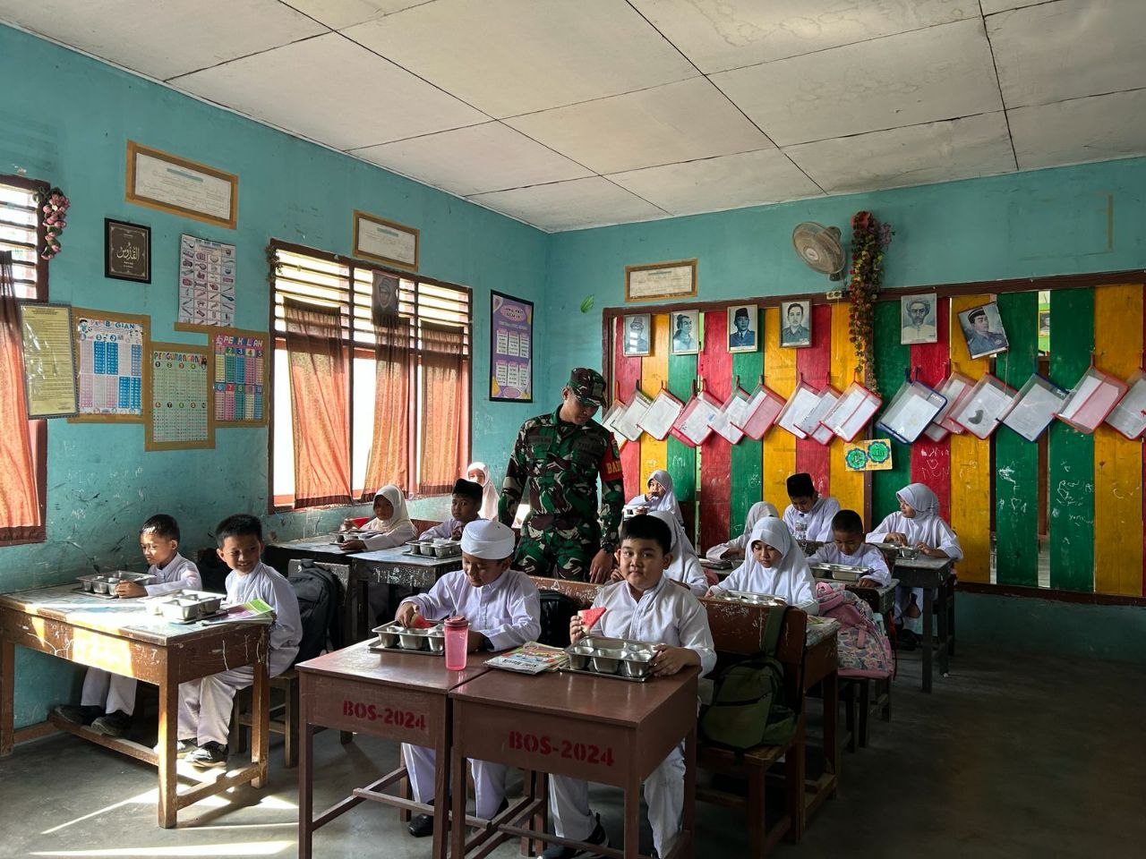 Babinsa Koramil 10 Kunto Darussalam Kodim 0313/KPR Pantau Distribusi MBG ke Sekolah