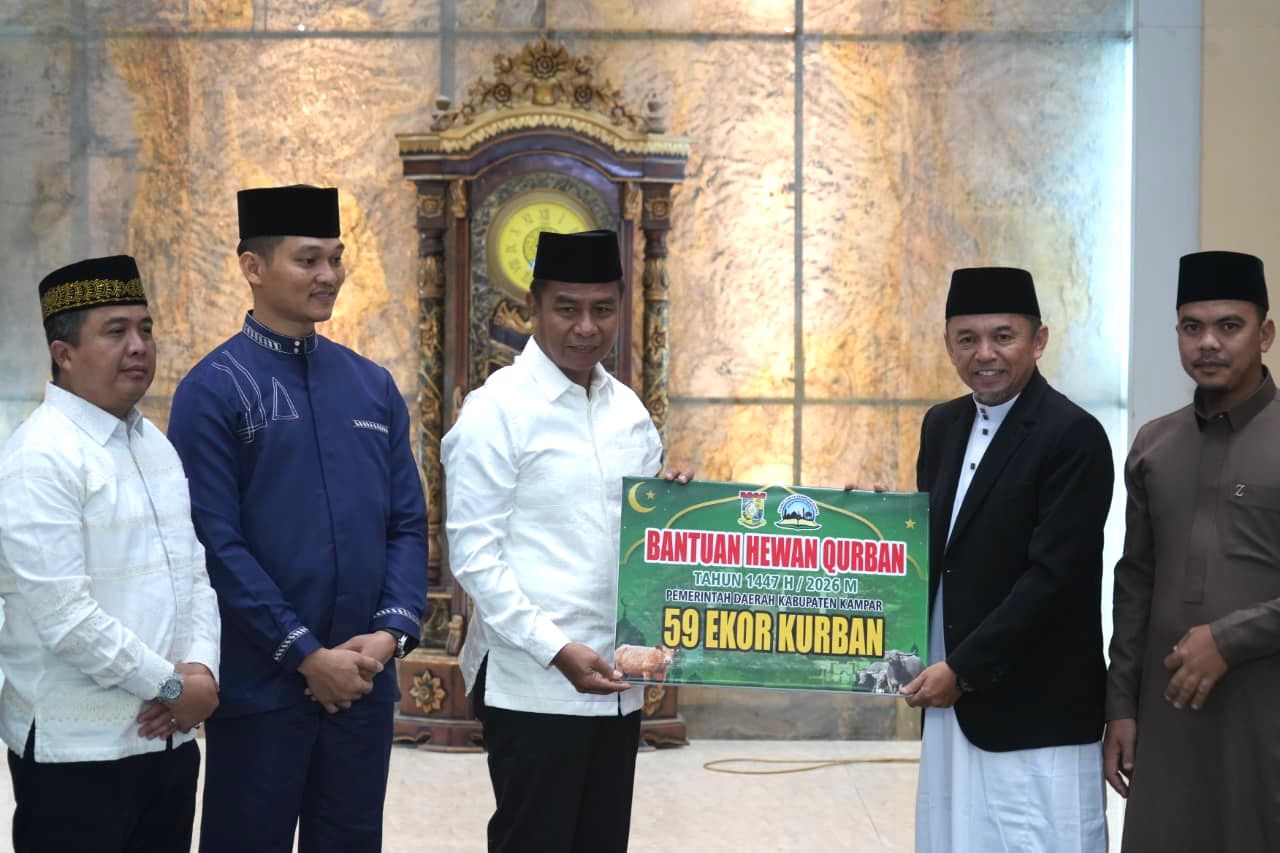 Bersama Ribuan Warga, Bupati Kampar Tunaikan Sholat Idul Adha di Masjid Al-Ihsan Islamic Center