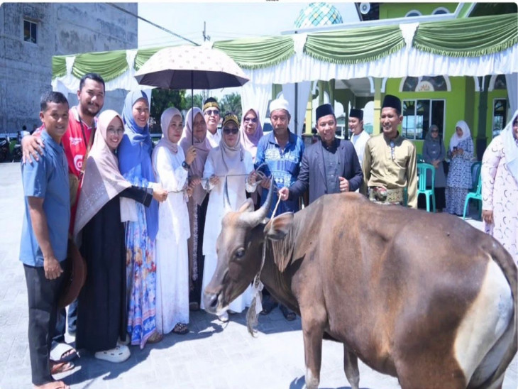 Bersama Warga Wakil Bupati Kampar Tinjau Pemotongan Hewan Qurban