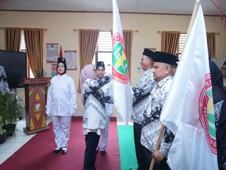 Wakil Bupati Kampar Lantik PGRI Tambang dan Siak Hulu, Guna Tingkatkan Mutu Pendidikan