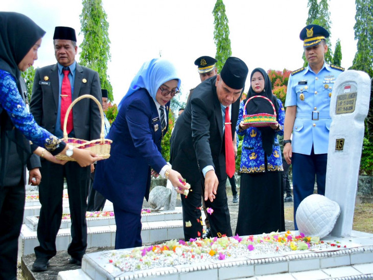 Sambut Harkitnas ke 118, Pemkab Kampar Gelar Ziarah Kubur di TMP Eka Kusuma Bakti