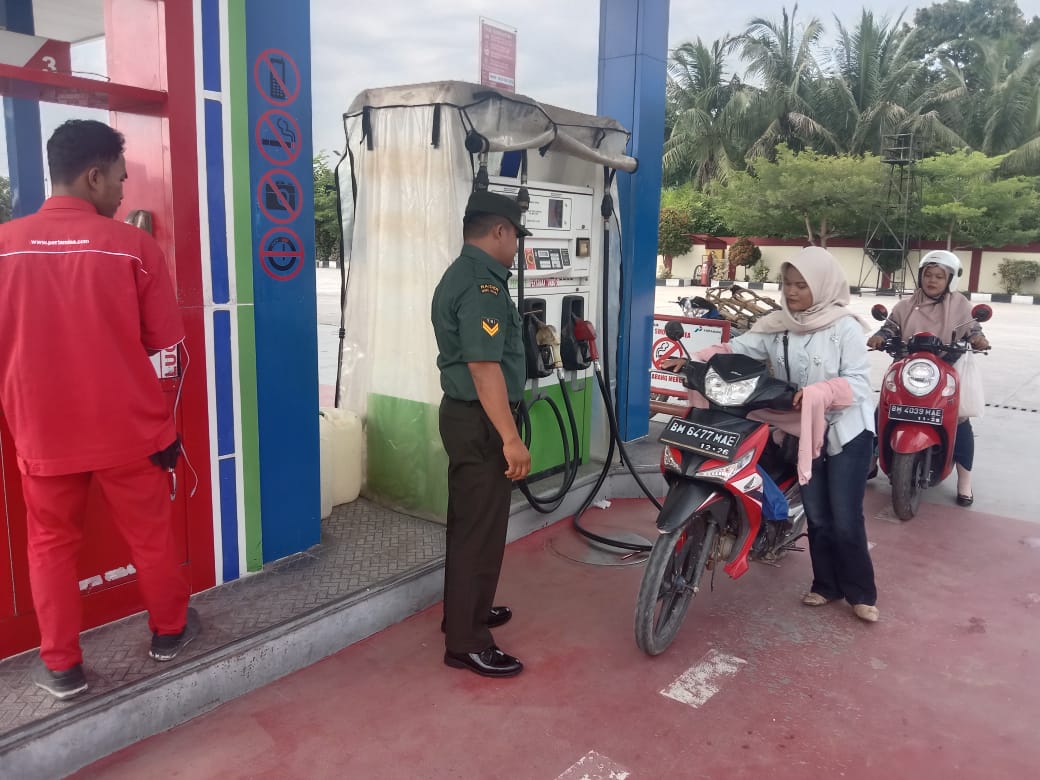 Babinsa Sertu Rinaldi helmi Kunjungi SPBU Komsos Bersama Warga Dan Karyawan SPBU