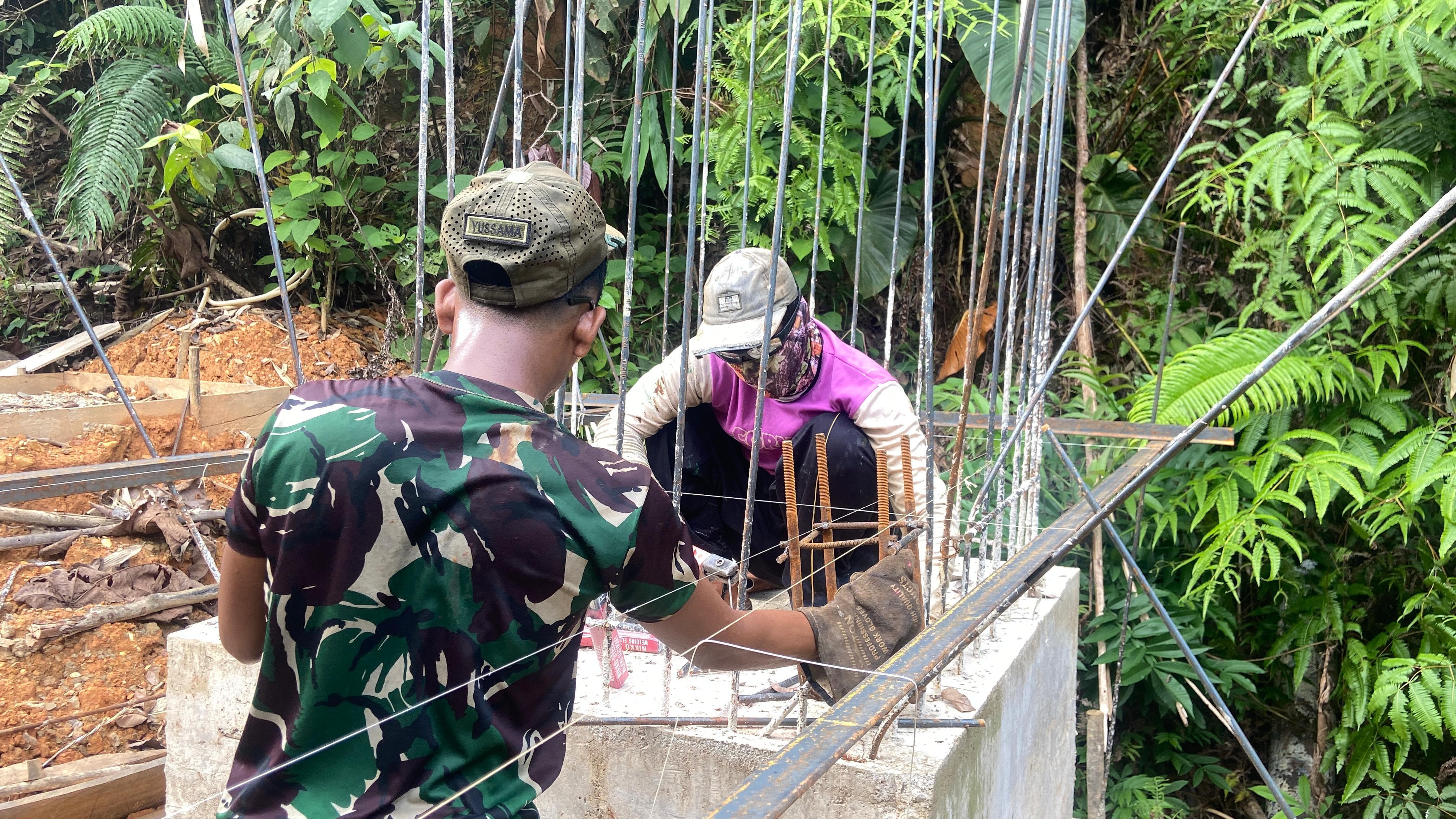Matangkan Struktur Jangkar, Satgas Kodim 0313/KPR Pasang Mal untuk Pengecoran Angkur Jembatan 