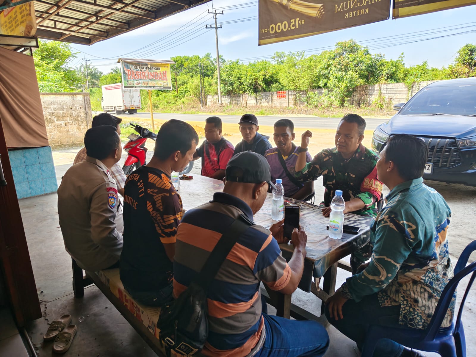 Babinsa Koramil 06 Siak Hulu Berikan Pemahaman Tentang Bahaya Narkoba Kepada Warga