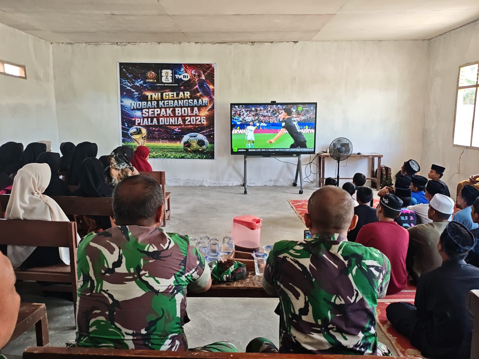 Tanamkan Jiwa Sportivitas, Koramil 03/Bunut Ajak Guru, Pelajar, dan Warga  Nobar Piala Dunia