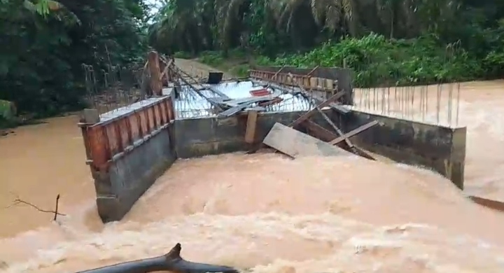 Diterjang Banjir, Aktivitas Tukang Jembatan Aramco Fokus pada Pemantauan Debit Air