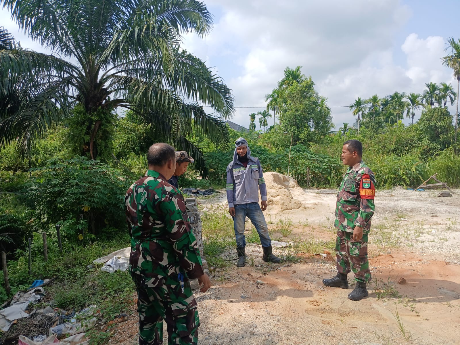 Komitmen Menjaga Lingkungan dari Karhutlah, Babinsa Koramil 07/Kampar Lakukan Patroli Karhutla    