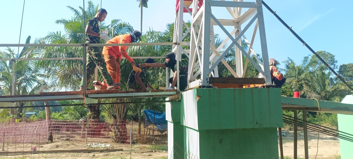 Masuki Tahap Finishing, Pembangunan Jembatan Desa Muara Musu Mulai Pasang Lantai Papan
