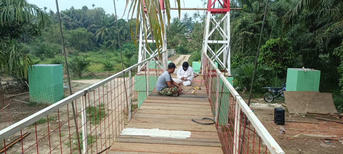 Masuki Tahap Akhir, Pembangunan Jembatan Desa Muara Musu Kebut Pemasangan Lantai Papan