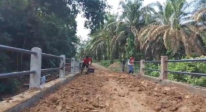 Perkuat Struktur Atas, Pekerja Jembatan Aramco Tanjung Belit Selatan Kebut Pemasangam Mal 