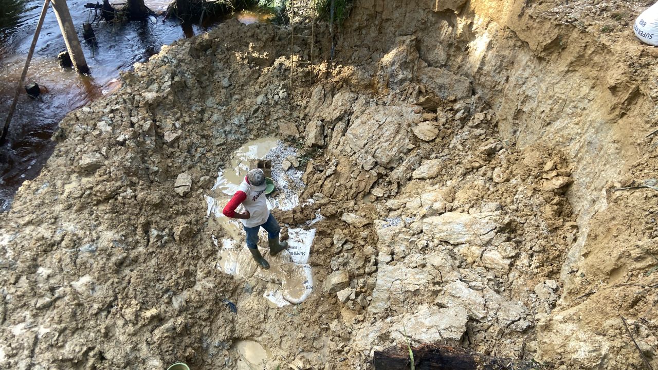 Atasi Kendala Arus Sungai, Pekerja Jembatan Kampung Pinang Bendungan Air dengan Karung 