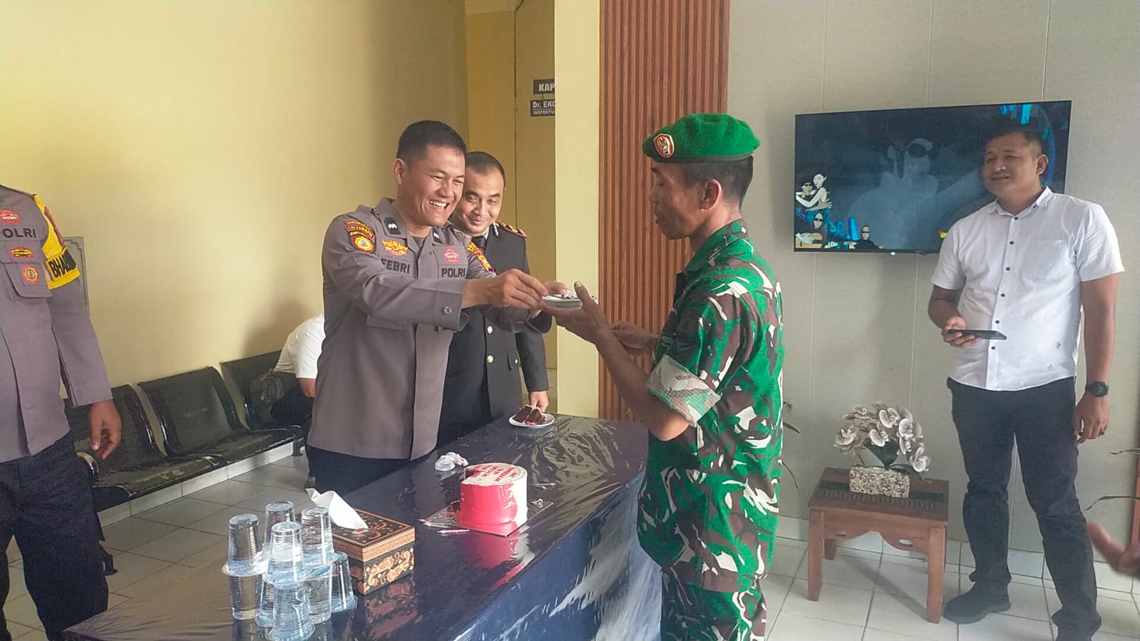 Sinergitas Tanpa Batas, Koramil 01/Bkn Kodim 0313/KPR Beri Kejutan HUT Bhayangkara ke Polsek 
