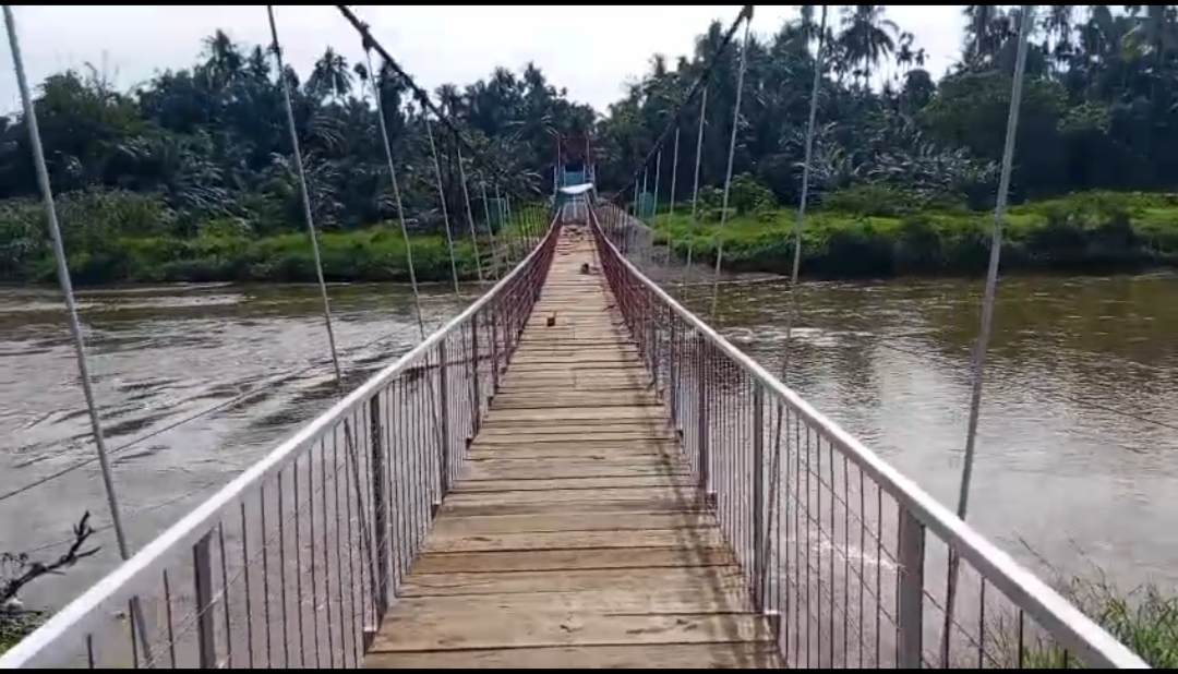 Percepat Akses Warga, Pembangunan Jembatan Desa Memasuki Tahap Pemasangan Lantai dan Seling Tali