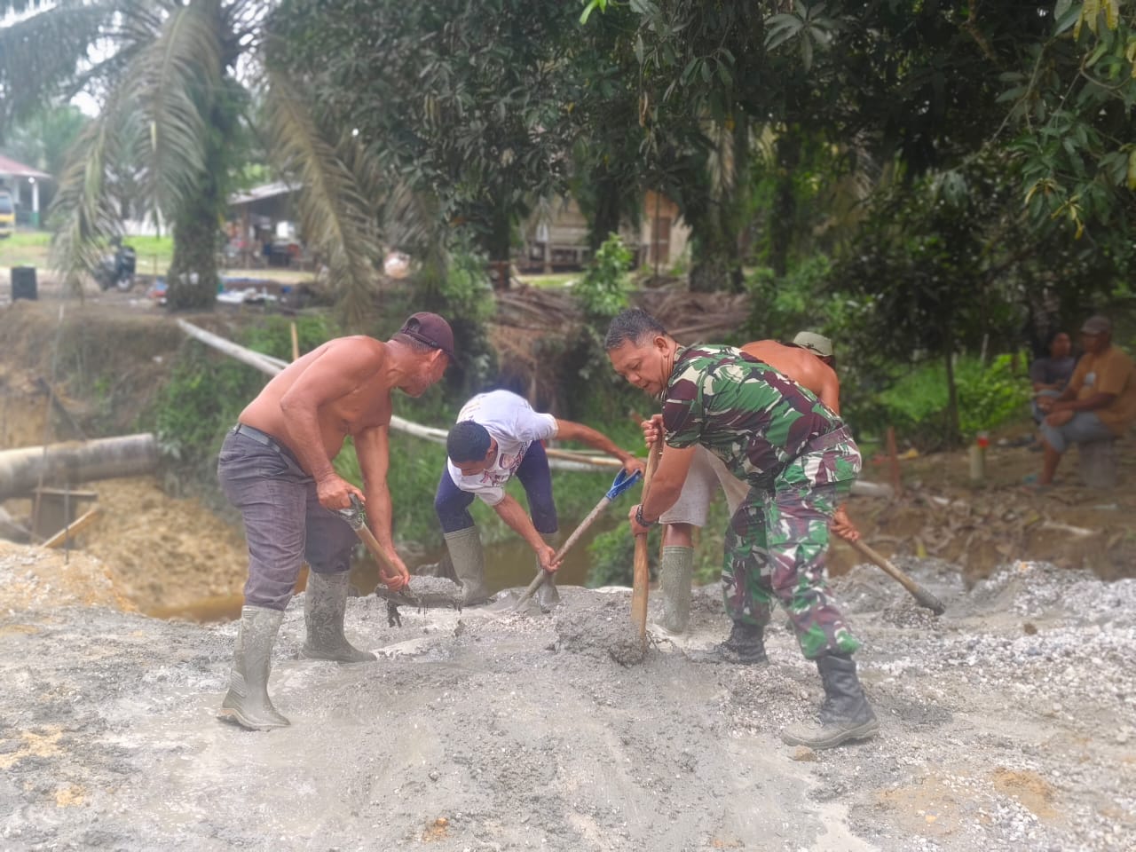 Tim Satgas Cor Lantai Kerja dan Rakit Besi Pondasi Jembatan Kampung Pinang