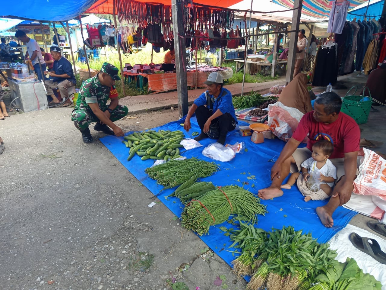 Babinsa koramil 14/ Kepenuhan Pantau dan Cek Harga Sembako di Pasar Tradisional 