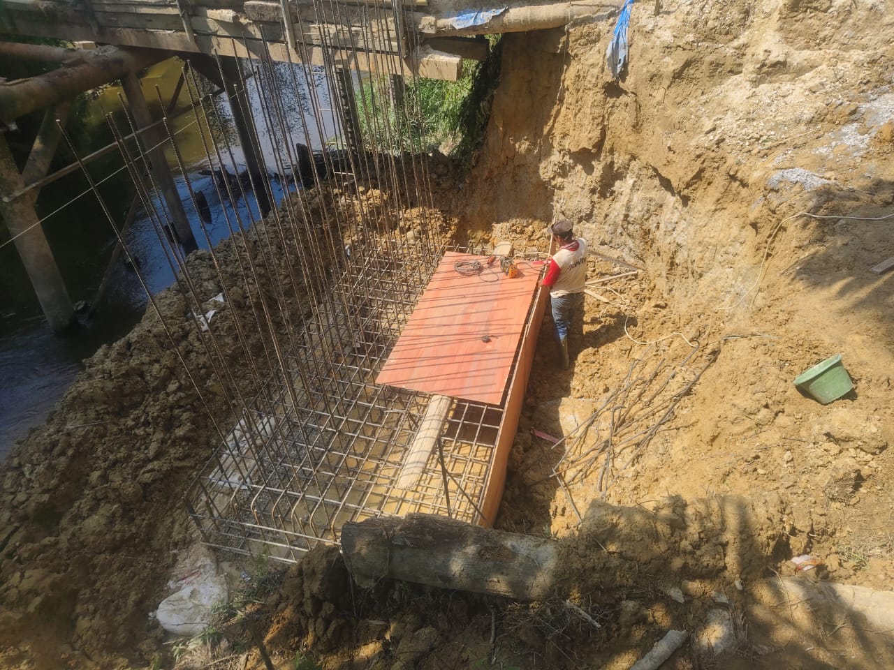Perkokoh Struktur Utama, Tim Satgas Lakukan Perakitan Besi Tapak Pondasi Jembatan Kampung Pinang