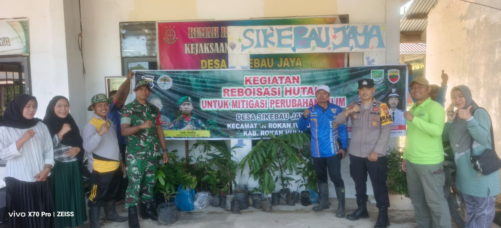 Jaga Kelestarian Sumber Air, Babinsa Koramil 13/Rokan IV Koto Bersama Tiga Pilar Tanam Pohon 