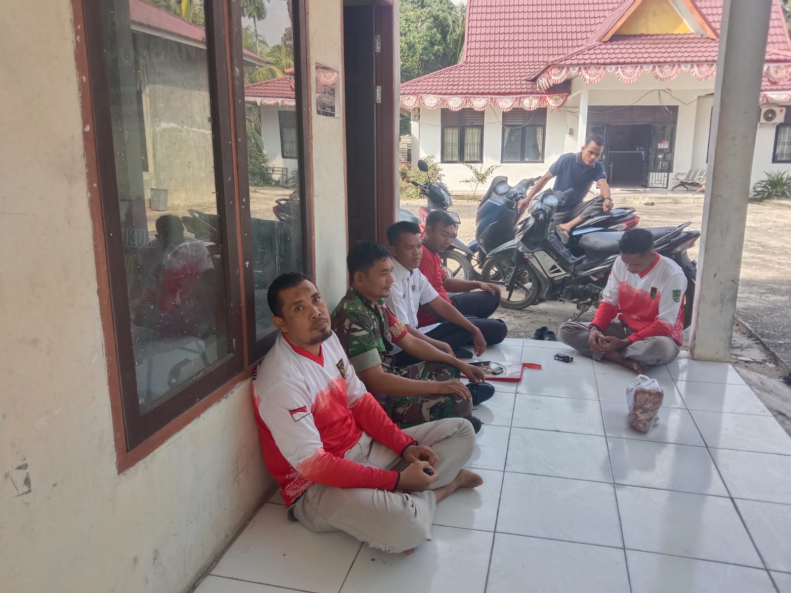 Tingkatkan Kerjasama Yang Baik, Babinsa Komsos Bersama Perangkat Desa Pekan Tebih