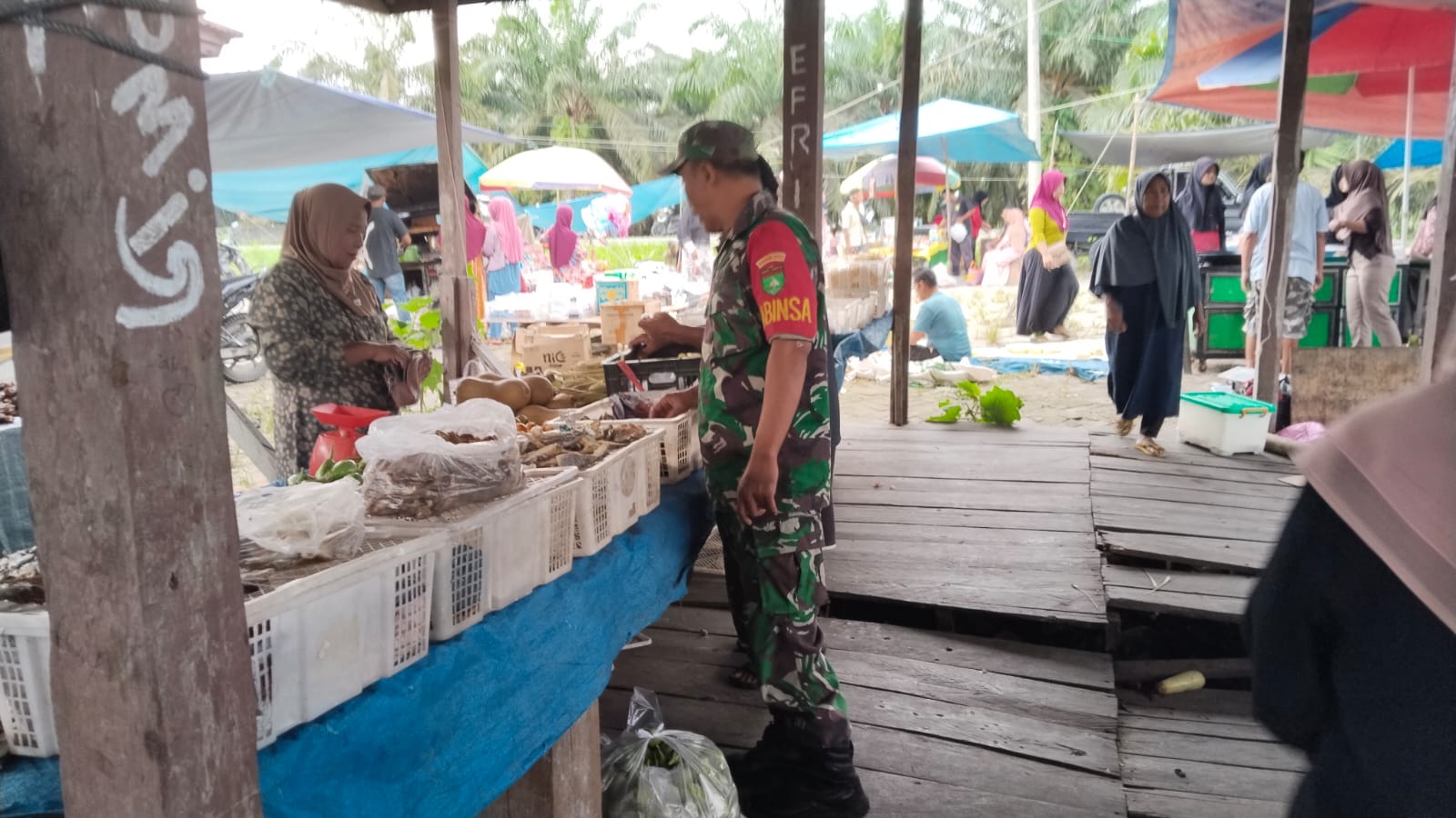 Babinsa Koramil 03/Bunut Cek Harga Sembako di Pasar, Pastikan Stok Aman dan Harga Stabil