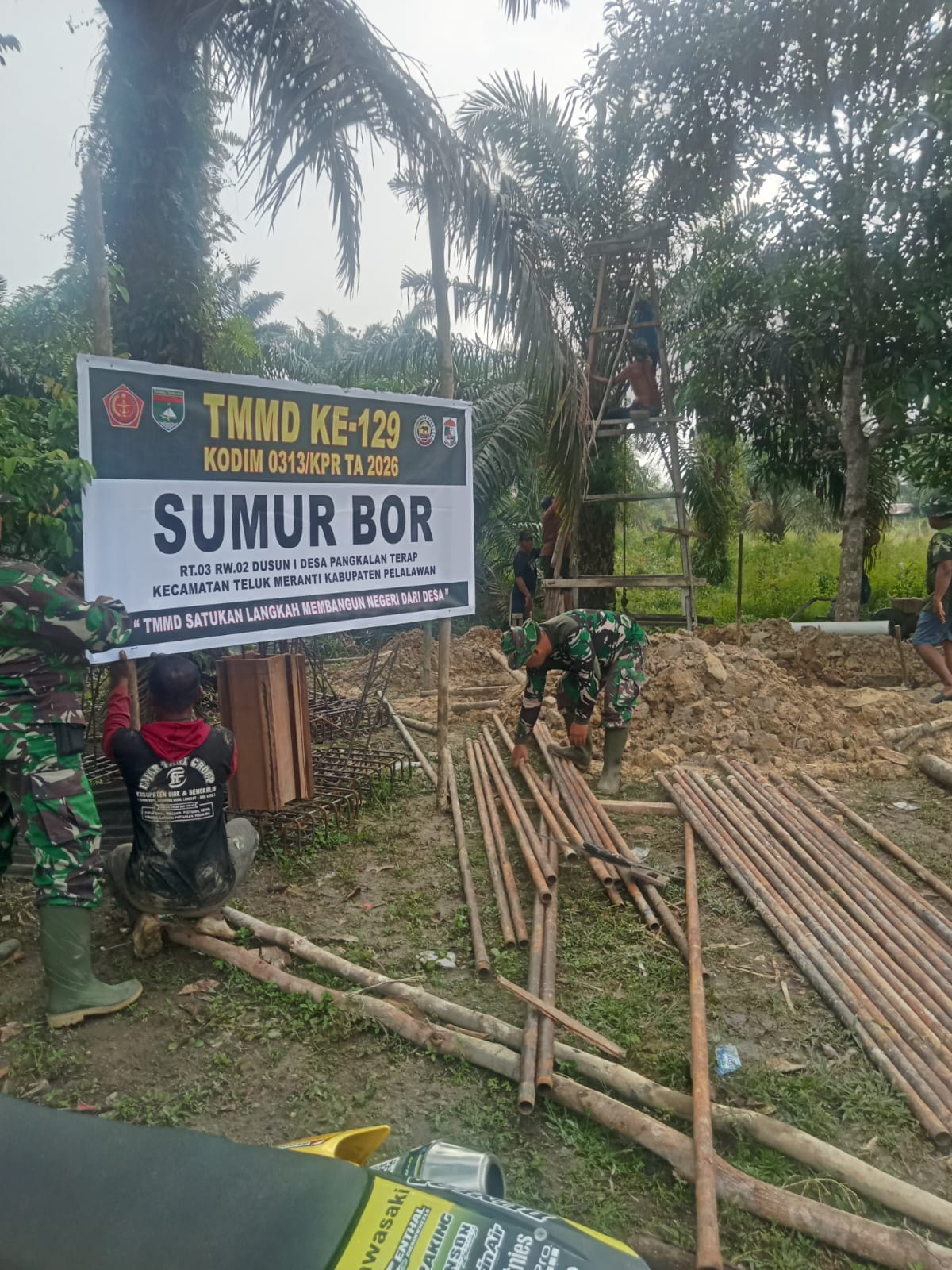 Hari Pertama Pasca Upacara Pembukaan TMMD Ke 129 Kodim 0313/Kpr Mulai  Pembuatan Sumur Bor