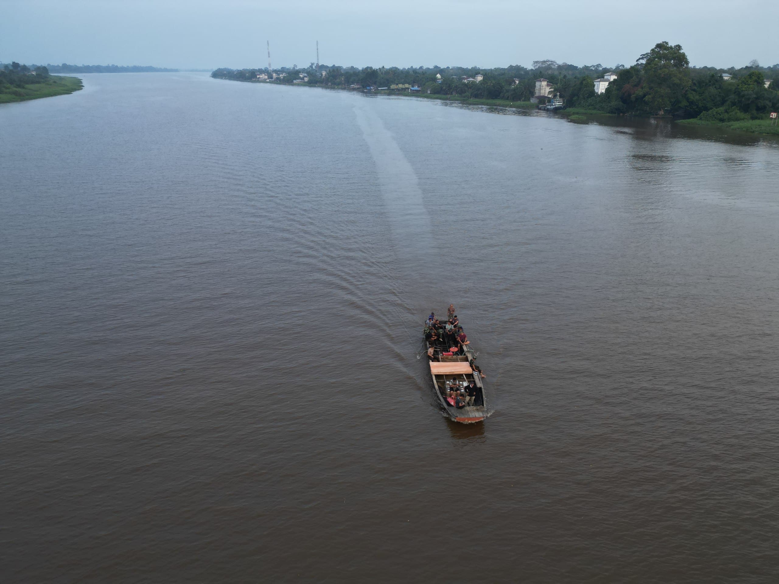 Tembus Arus Sungai Sejauh 15 Kilometer, Satgas TMMD Ke-129 Kodim 0313/KPR , Langsir Material ke Desa
