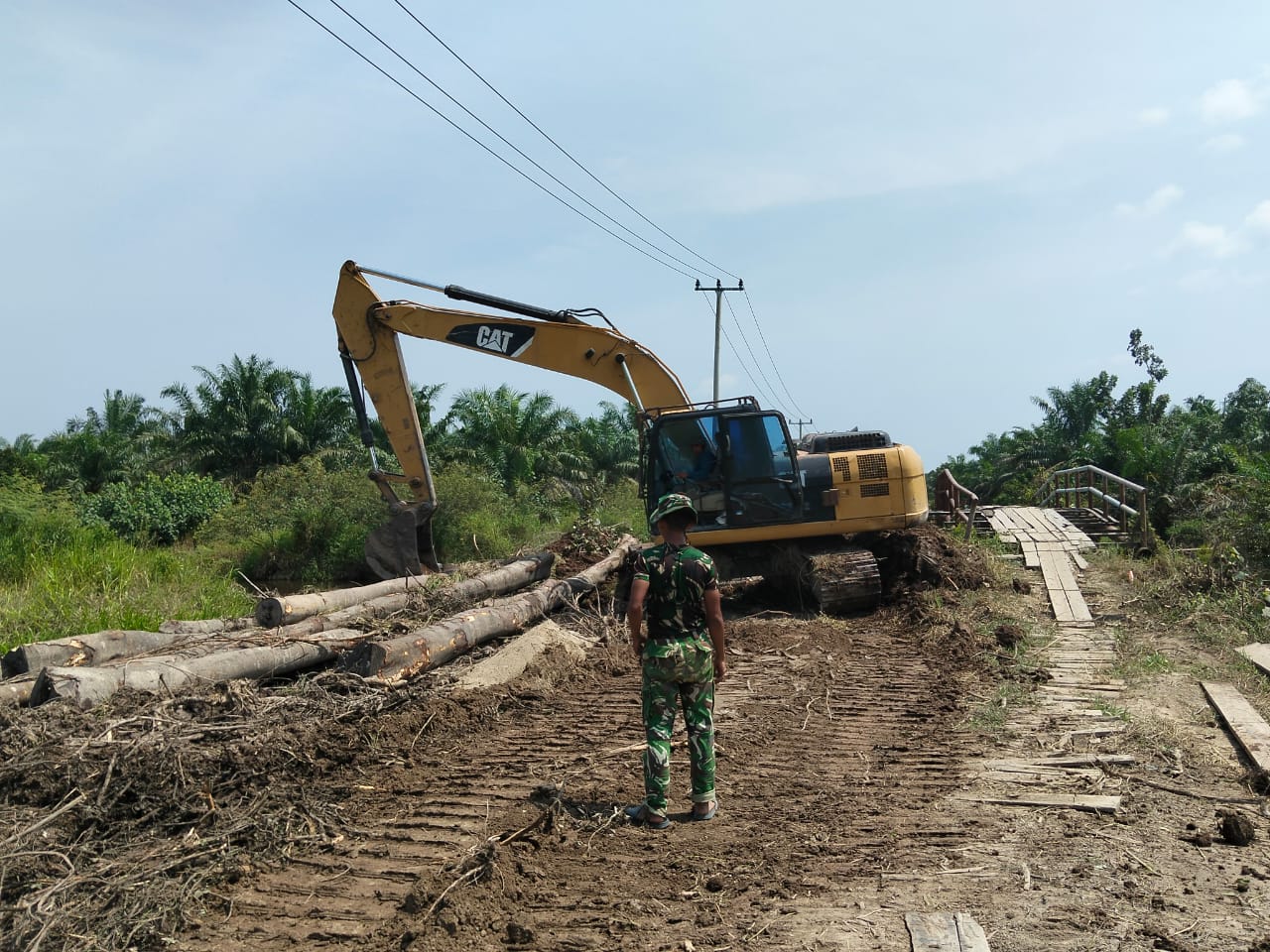 Jaga Kelancaran Pasokan Material, Satgas TMMD Ke129 Kodim 0313/KPR Terus kerjakan Perbaikan Jembatan