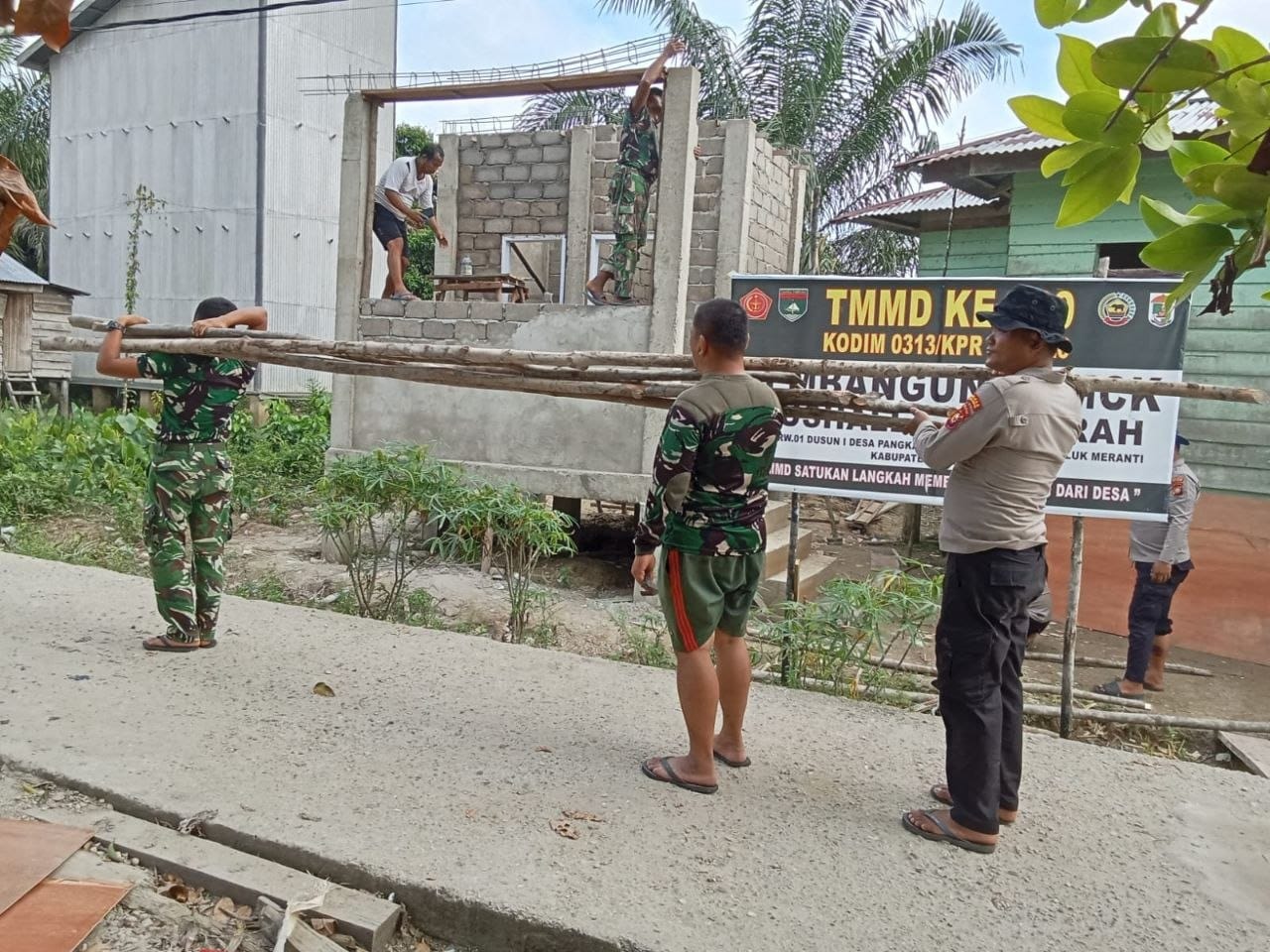 TMMD ke 129 Kodim 0313/KPR Gotong Royong Kerjakan Pembangunan MCK Masjid Capai Progres 70%